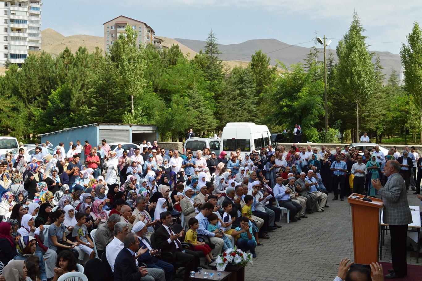 Bitlis'in ilk hac kafilesi dualarla uğurlandı